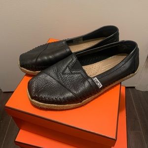 Toms leather slip on size 5.5 black